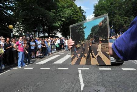 Der Zebrastreifen vor den Studios ist eine Pilgerstätte für Tausende von Fans, seit die Beatles sich 1969 beim Überqueren de...