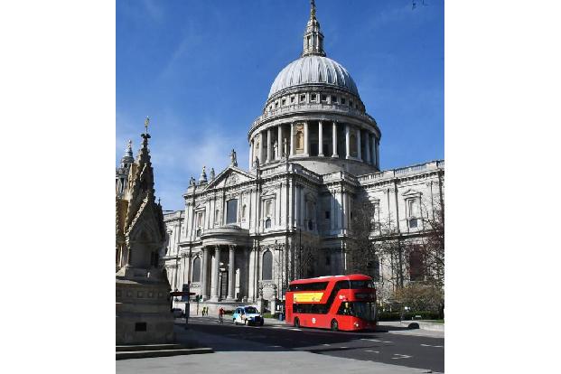 Nichts kann die roten Busse stoppen: Sie sind das Herzstück Londons. Der öffentliche Nahverkehr fließt nach wie vor, wenn au...