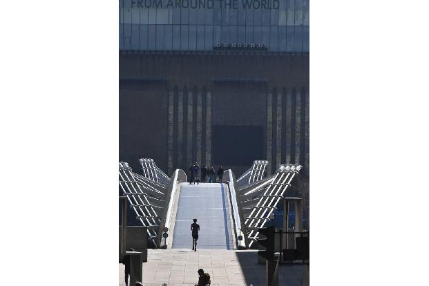 Auf der Millenium Bridge, die die St. Paul's Cathedral mit dem Museum Tate Modern verbindet, schieben sich normalerweise die...
