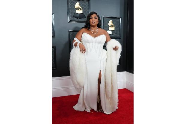 Lizzo lud ihre Fans auf Instagram zu einer gemeinsamen Meditation auf, blies auf ihrer Flöte und flüsterte dann ein beruhige...