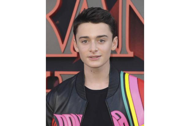 …Youngster Noah Schnapp, bekannt aus der Serie 'Stranger Things', seinen älteren Kollegen mit: 
