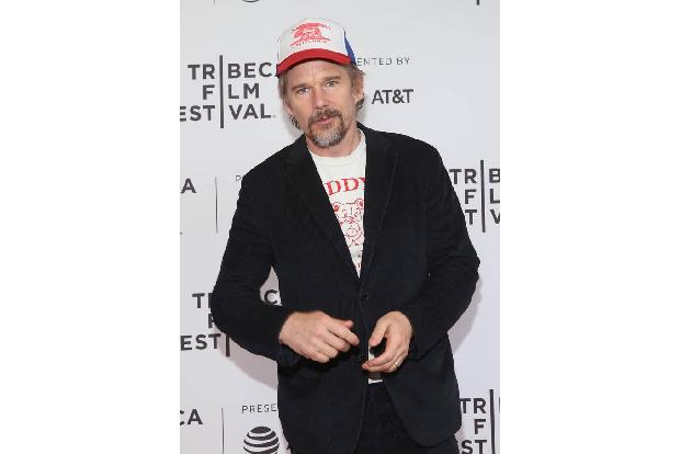 Kollege Ethan Hawke ist schon länger im Schreibgeschäft und gab bereits 1996 sein erstes Werk 'Hin und Weg' heraus, das die ...