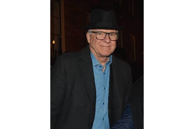 Steve Martin hat ebenfalls mehrere Bücher geschrieben, die gut beim Publikum angekommen sind. Sein bekanntestes trägt den Ti...