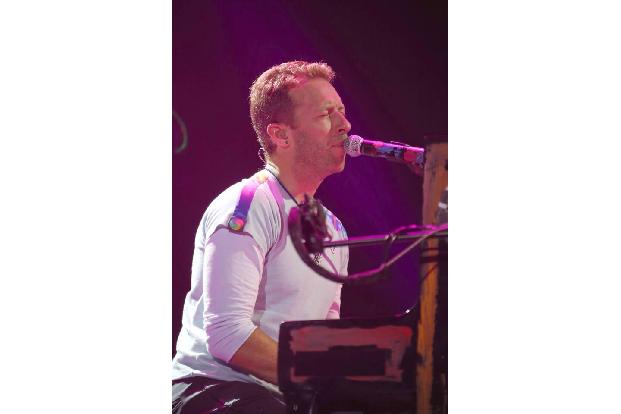 …das Wohnzimmer des Rockstars. Der halbstündige Gig ist nach wie vor auf dem Account von Coldplay erhältlich. Das Schöne dar...