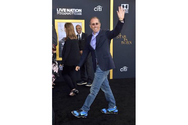 Jerry Seinfeld und seine Frau Jessica tragen ebenfalls stets Gesichtsschutz. Auf Instagram schrieb Jessica im Sommer: 
