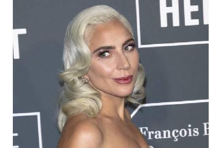 Das wohl merkwürdigste Geschenk war jenes von Lady Gaga an 'American Horror Story'-Schöpfer Ryan Murphy. Denn die Musikerin ...