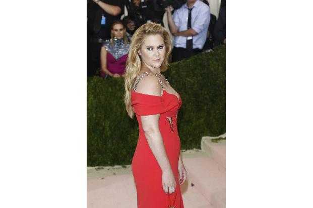 Um Barack Obama für seine Leistungen als US-Präsident zu danken, schenkte Amy Schumer ihm: Kondome. Klar, er hatte ja nach E...