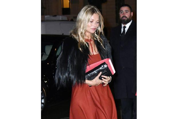 …Model-Veteranin Kate Moss, deren Tochter Lila gerade selbst ihr Laufsteg-Debüt absolviert hatte. Kates Landsmännin…