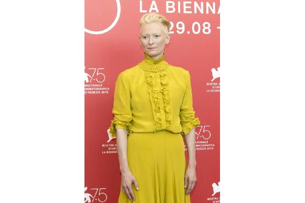 ...gefeierten Regisseuren wie Jim Jarmusch, Wes Anderson, Luca Guadagnino. Dabei wählt sie ihre Projekte bedacht aus, pendel...