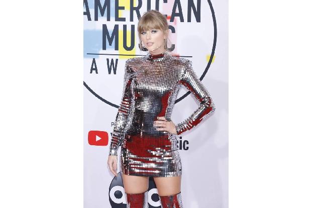 …nahm Taylor den Preis für das Video des Jahres für ihren Song 'Cardigan' sowie den als beliebteste Künstlerin der Sparte Po...