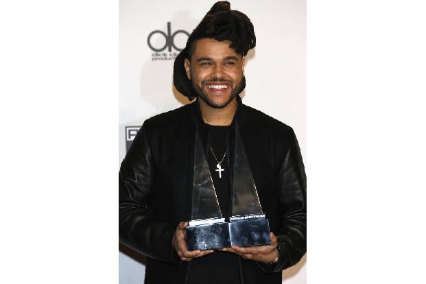 …auch The Weeknd kam mit einem Arm voller Preise nach Hause. So gewann sein Album 'After Hours' in der Kategorie Soul/R&B, w...