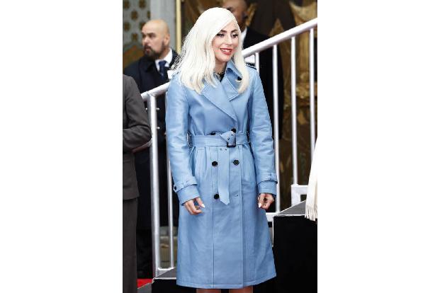 ...drei Millionen Dollar (2,5 Millionen Euro) befanden. Von dem Geld wurde die Bühne gebaut und die spontan verarmte Lady Ga...