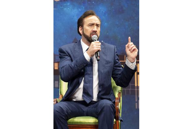 ...zwei Schlösser, eins davon in Deutschland, und eine unbewohnte Bahamas-Insel. Alte Comics, Dinosaurier- und Pygmäenschäde...