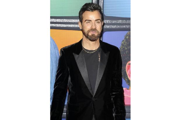 Justin Theroux postete das wohl beste Thanksgiving-Foto auf Instagram, indem er ein schwarzweiß-Bild von sich und seinem Hun...