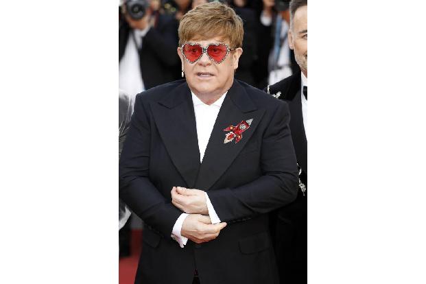 …Elton den Club zurück, wurde wieder Vorsitzender. 2002 trennte sich der Superstar erneut von dem Verein, doch als Fan auf L...