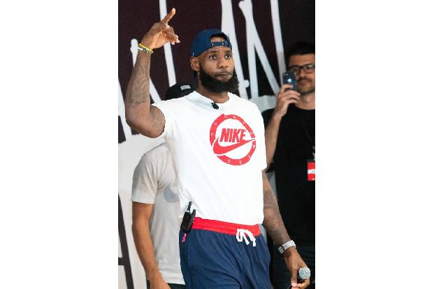Basketballer LeBron James zog es ins Mutterland des Fußballs. Er erhielt einen kleinen Anteil am Liverpool FC, nachdem seine...