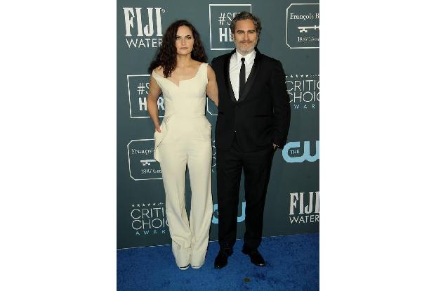 ...Joaquin Phoenix, der mit seiner Schwester Rain zur Gala gekommen war, als bester Hauptdarsteller ausgezeichnet. Als Joker...