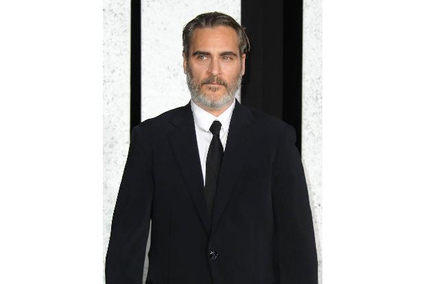 ...Joaquin Phoenix in der Kategorie 'Bester Schauspieler in einem Drama' zu geben, denn er liegt für sein Porträt des 'Joker...