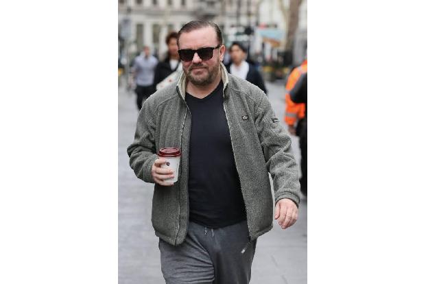 ...Veranstaltung zum fünften Mal von Ricky Gervais, der damit einen Rekord aufstellt, denn niemand führte öfter durch die Ve...