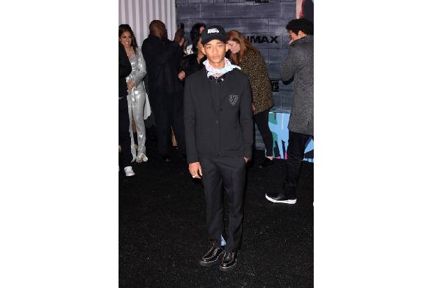 ...Will Smiths Sohn Jaden seinem Vater moralischen Beistand bei der Premiere gewährte.