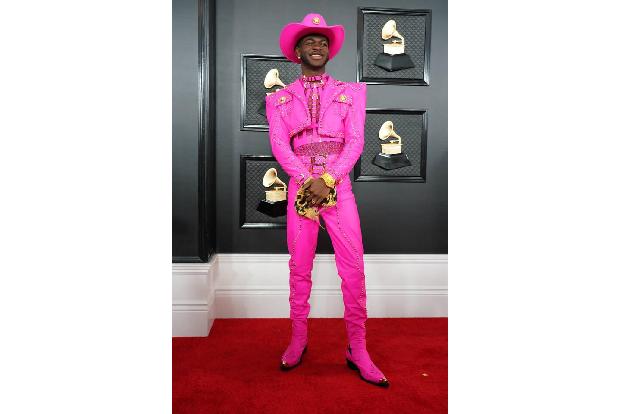 ...Lil Nas X. Preise bekam er aber nicht für sein Outfit, sondern für seine Zusammenarbeit mit Billy Ray Cyrus. 'Old Town Ro...