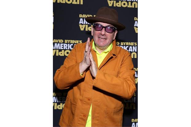 ...Legende Elvis Costello wurde mit der Band The Impostors für das beste traditionelle Pop-Album ausgezeichnet. 'Look Now' h...
