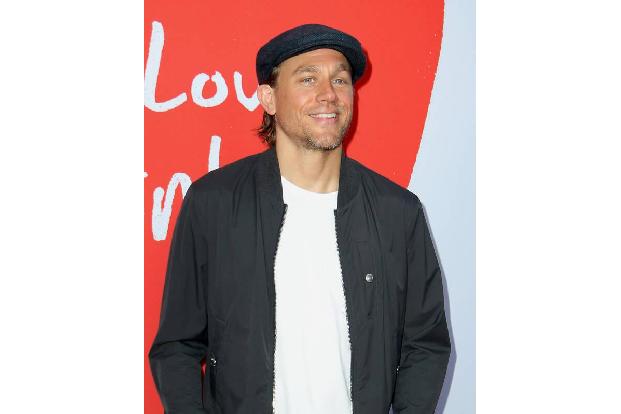 Charlie Hunnam drehte für Apple TV 'Shantaram' in Indien - und konnte gar nicht glauben, was für Krankheiten er sich alle ei...