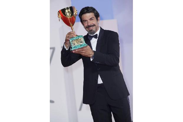 Als bester Schauspieler wurde Pierfrancesco Favino ausgezeichnet. Er hatte in 'Padrenostro' überzeugt, ein Melodram über die...