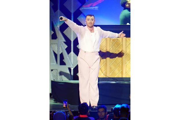 ...Sam Smith nicht, denn auch der britische Sänger liebt Elektroroller. Bevor die Geräte in Deutschland zugelassen waren, to...