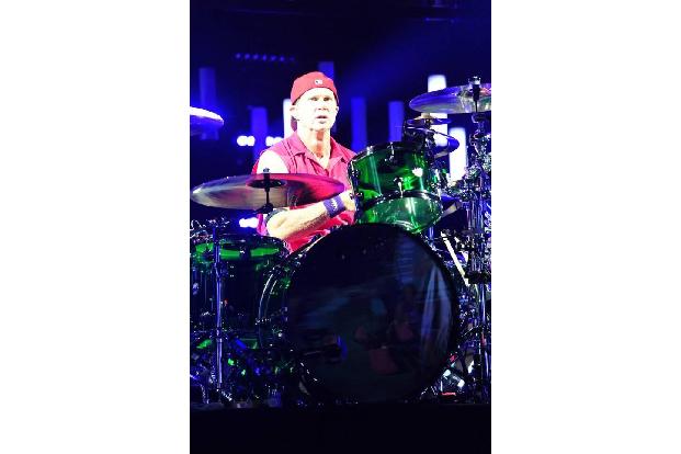 Chad Smith von den Red Hot Chili Peppers macht Werbung für E-Roller, wo es nur geht. Er hat schon mehrere Videos auf Instagr...