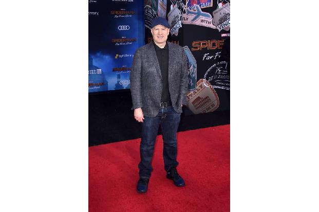 Jetzt nimmt er seinen Platz an ihrer Seite ein, als eine Ikone für die Ewigkeit. Die Familie der Marvel Studios trauert zuti...