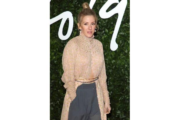 Ellie Goulding glaubte früher, ihre Mitmenschen fänden sie langweilig, es sei denn, sie hatte etwas getrunken. Nur mit Alkoh...