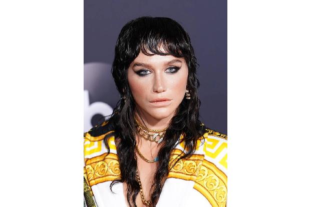 Kesha war lange Zeit davon überzeugt, dass es nur einen Weg zu einer makellosen Figur gab: Die Sängerin trank ihren eigenen ...