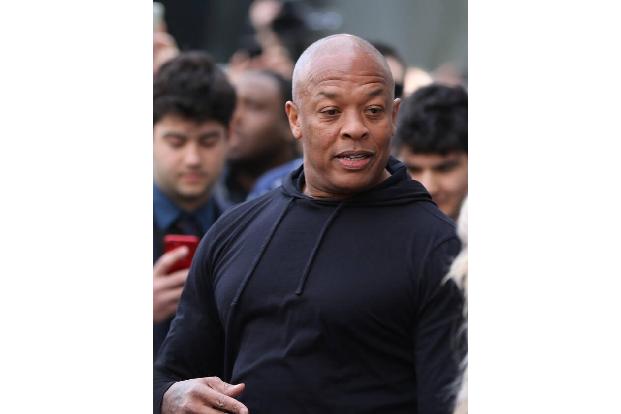 Dr Dre hatte seinen Vertrag 1992 unterzeichnet, doch als die Technik und das Internet Jahre später die Musikindustrie umzukr...