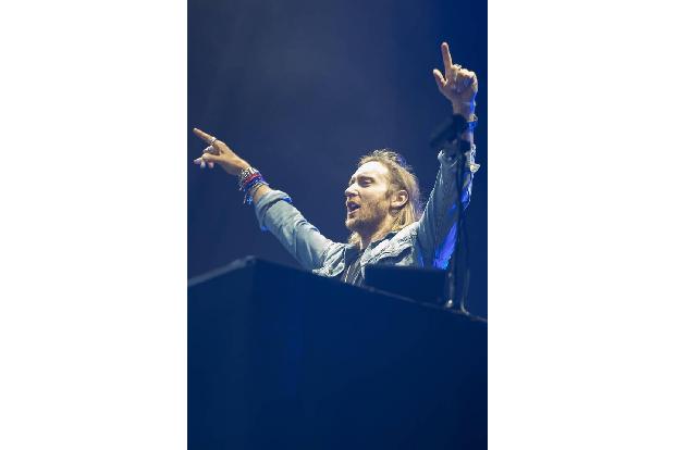 Die Zuschauer können bei dem Online-Event ehemalige Live-Auftritte von vielen Stars, darunter Star-DJ David Guetta, sehen.