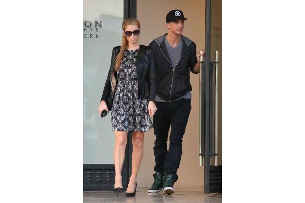 Aber Moment mal, Zylka war doch nicht das einzige Male Model, das mit Paris Hilton verbandelt war? 2012 bis 2014 war der fes...
