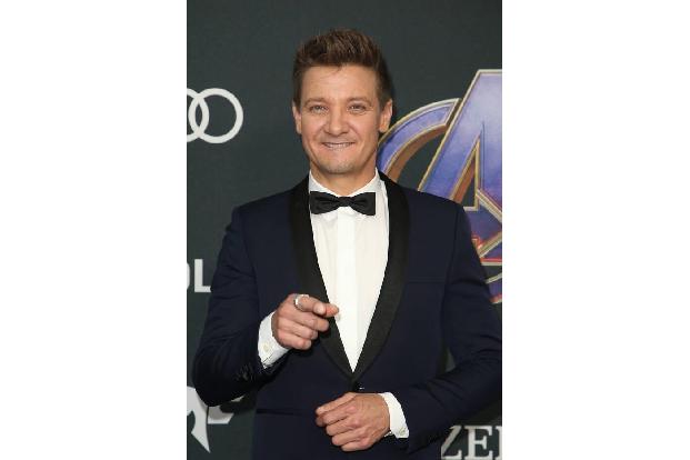 ...Jeremy ja, schließlich verdiente er sich ein Zubrot mit Renovierungsarbeiten, als er von seinem Schauspielgehalt zu Begin...