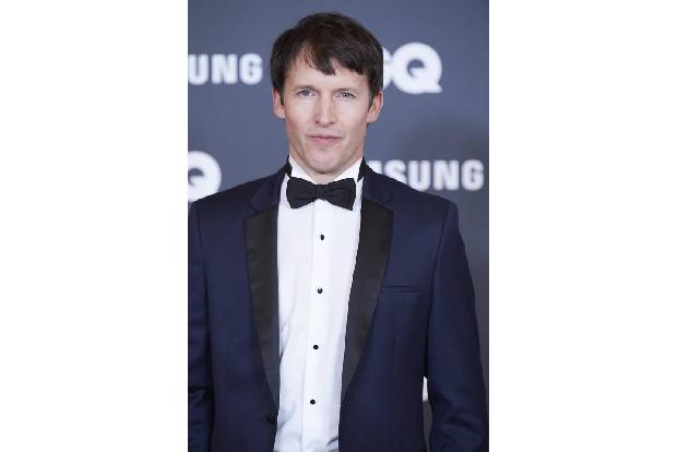 Auch der vom Abriss bedrohte Pub The Fox and Pheasant in Chelsea hatte einen prominenten Retter. Popstar James Blunt kaufte ...