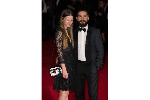 Shia LaBeouf und Mia Goth ließen sich 2016 ebenfalls von einem Elvis trauen, hatten aber außerdem eine Hulatänzerin gebucht....