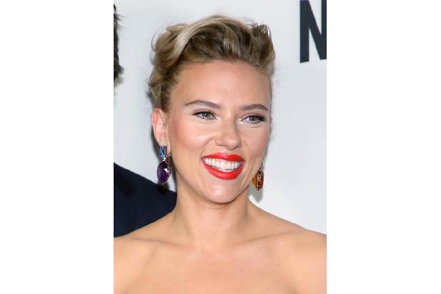 Scarlett Johansson zog es derweil nach Ruanda, wo sie in einer Aids-Klinik half. Doch auch in ihrem Heimatland USA war die S...