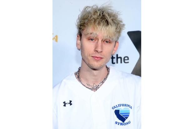 …ist seitdem schwer verliebt an der Seite von Machine Gun Kelly zu sehen. Brian Austin Green gab sich zunächst philosophisch...