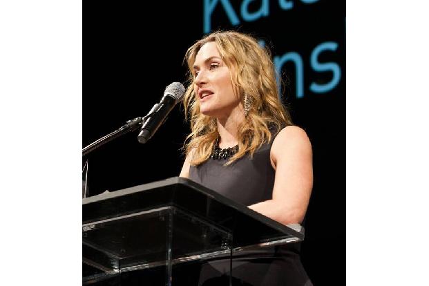 Kate Winslet blieb bei den Dreharbeiten zu 'Titanic' mit ihrem Mantel an einem Tor hängen und wäre dabei fast ertrunken. Sch...