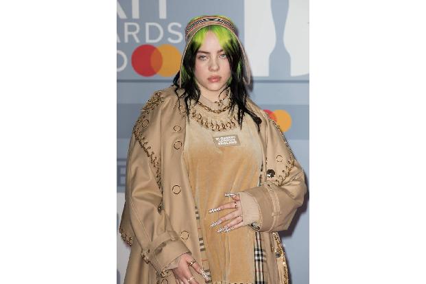 ...Billie Eilish, die mit ihrem Bruder Finneas, Gitarrist Johnny Marr und Komponist Hans Zimmer auf die Bühne trat, um zum e...