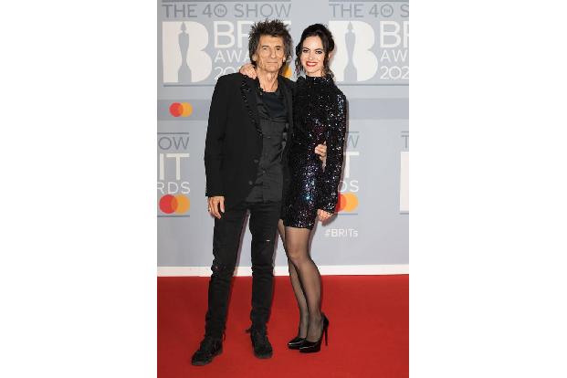 ...Legenden wie Ronnie Wood eingefunden. Der strahlte an der Seite seiner Frau Sally Humphreys. Einen Outfit-Wechsel gab es ...