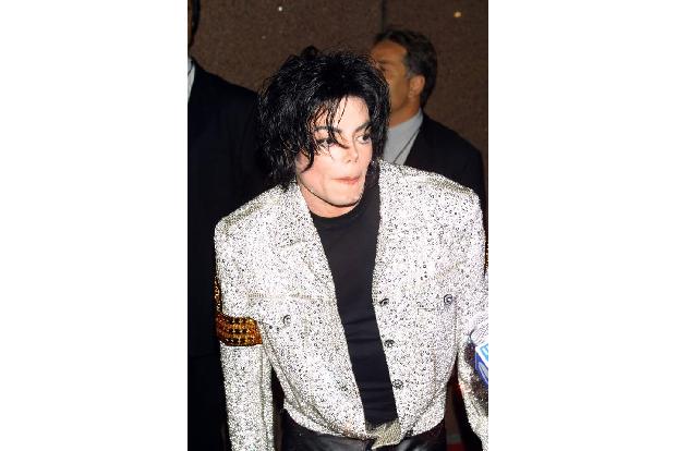 Michael Jackson hat auch im Tod seine Fans noch immer im Griff. Eine Anhängerin verklagte die Nachlassverwalter des King of ...