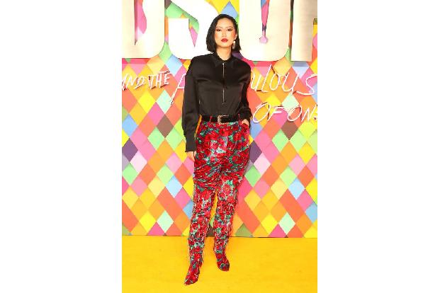 ...Influencerin Betty Bachz trug dafür die schönste Hose überhaupt. Die schöne Geschäftsfrau, die chinesisch und norwegisch ...