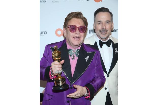 Der Gastgeber (hier mit seinem Mann David Furnish) hat gut lachen: Elton John gewann seinen zweiten Oscar für den Song 'I'm ...