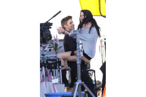 ...Justin Bieber und Selena Gomez noch zusammen waren, kaufte Justin seiner Liebsten jede einzelne Blume aus einem Blumenges...