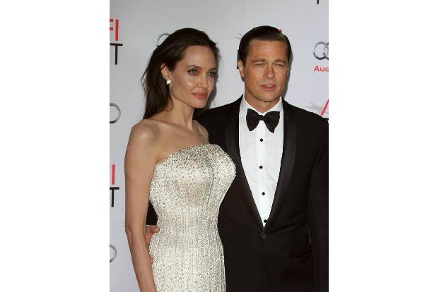 ...Angelina Jolie und Brad Pitt. 2010 ließ sich Angelina etwas Besonderes einfallen und importierte eine Reihe Olivenbäume a...