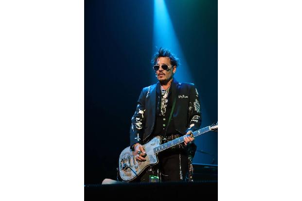 Auch Johnny Depp hatte zwar keine Rechtschreibfehler in dem Tattoo, welches er seiner Liebe zu Winona Ryder widmete, doch mi...